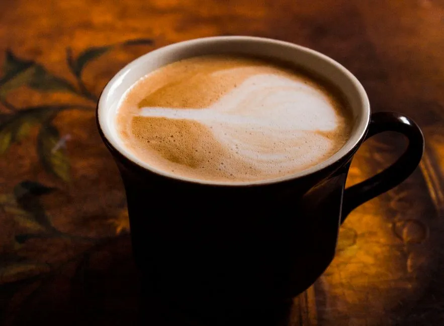 Cappuccino Blond: Kompletny Przewodnik po Modnym Odcieniu Włosów
