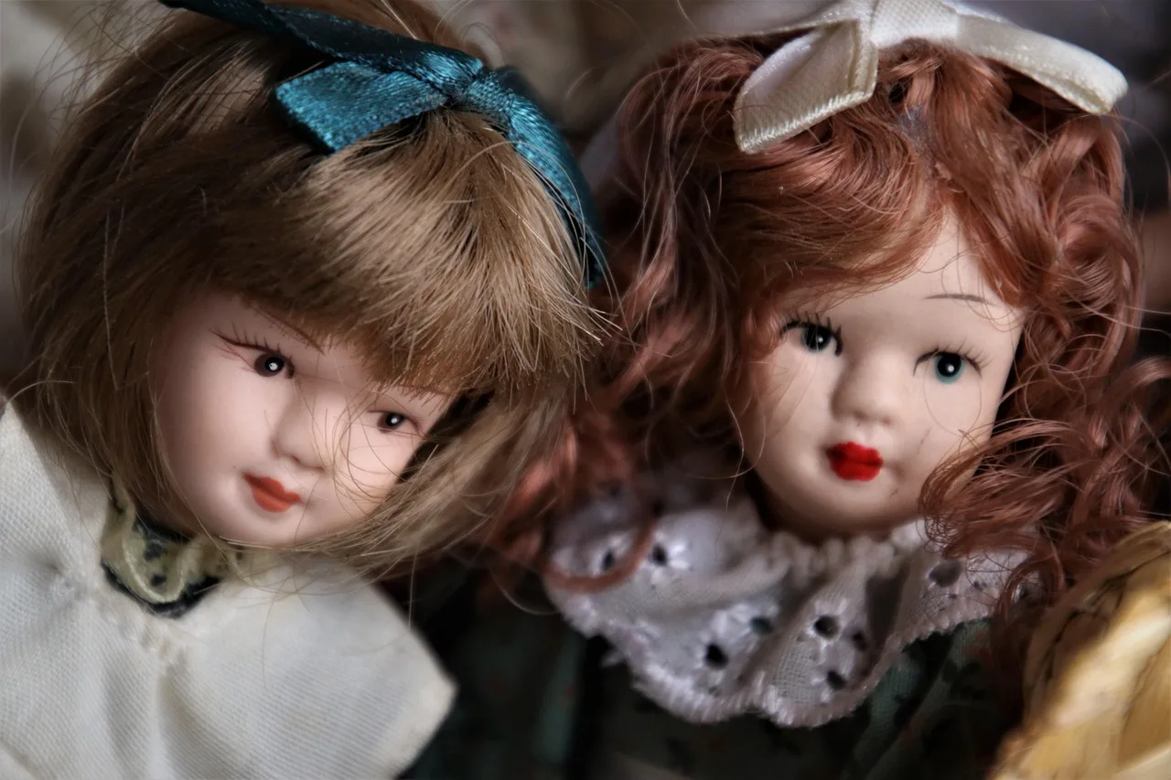 Porcelanowa cera bez efektu maski - makijaż lalki krok po kroku