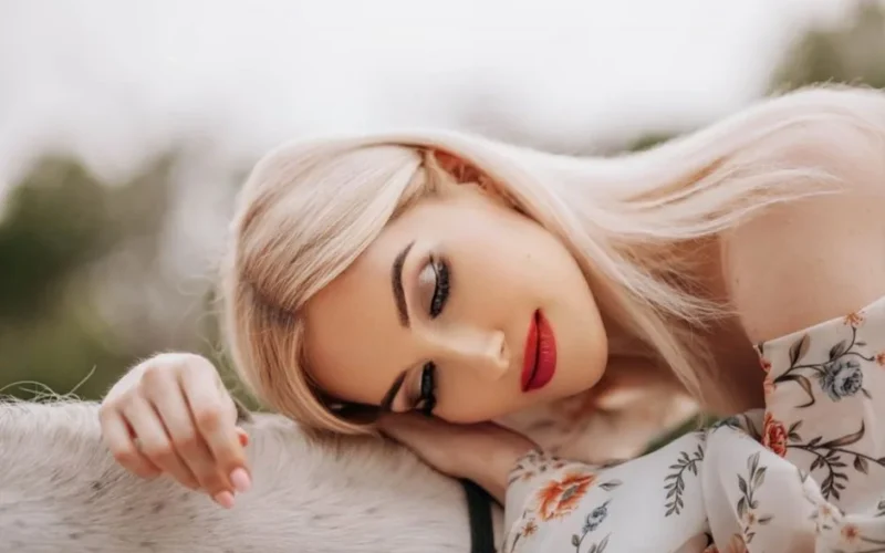 50 Zdjęć Piaskowego Blondu: Najlepsze Inspiracje na 2026