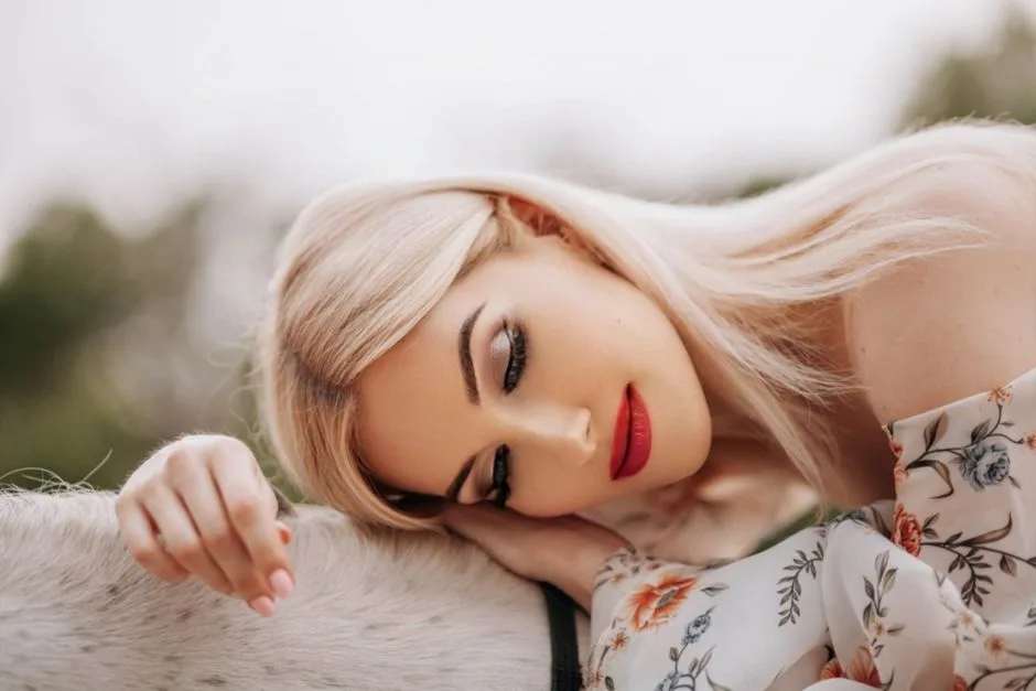 50 Zdjęć Piaskowego Blondu: Najlepsze Inspiracje na 2026