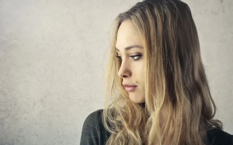 Balejaż Blond z Karmelem: 7 Pomysłów na Ciepły i Modny Look