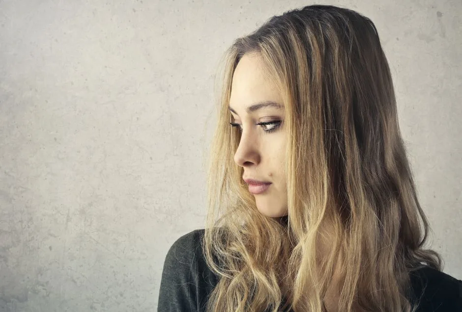 Balejaż Blond z Karmelem: 7 Pomysłów na Ciepły i Modny Look