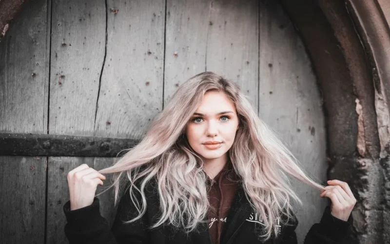 Szary balejaż blond - 10 stylizacji na chłodny look 2026