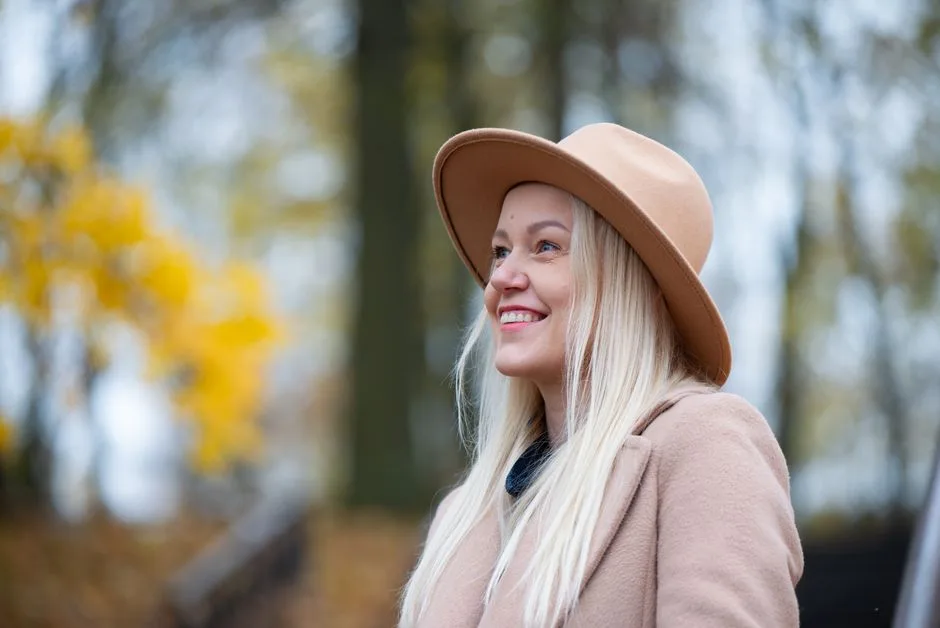 Neutralny beżowy blond - 7 sekretów idealnego odcienia