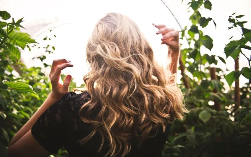 Blond Refleksy na Ciemnych Włosach: 10 Najlepszych Inspiracji i Porad