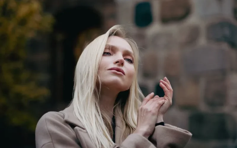 Długie Blond Włosy z Grzywką: 30 Najmodniejszych Inspiracji na 2026