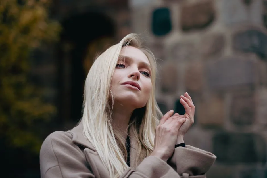 Długie Blond Włosy z Grzywką: 30 Najmodniejszych Inspiracji na 2026