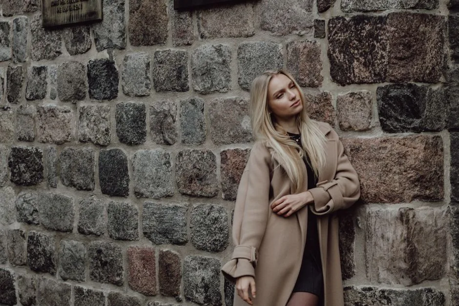 Mroźny Blond 2026: Jak Uzyskać Idealny Chłodny Odcień w Domu?