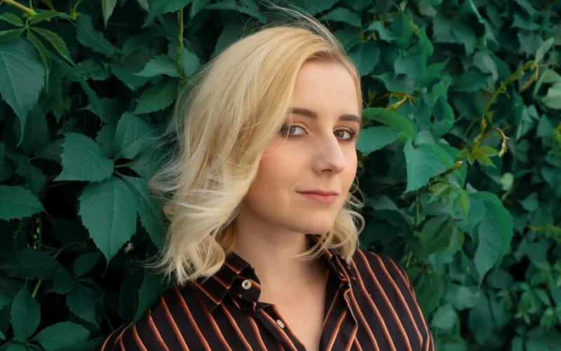 Krótkie włosy z blond pasemkami: 15 eleganckich stylizacji