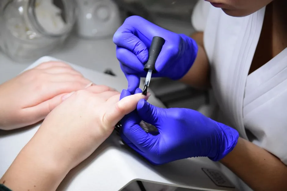Paznokcie Hybrydy: 10 Najlepszych Trików na Długotrwały Manicure