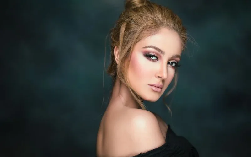 Stunning portrait of a glamorous woman showcasing elegant makeup and hairstyle.