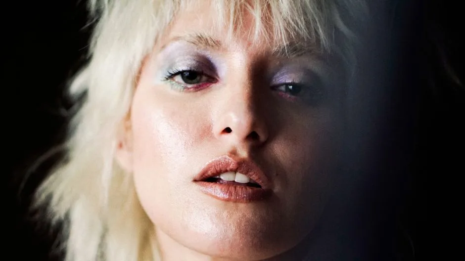 Sekret idealnych smoky eyes - kontrast i głębia spojrzenia