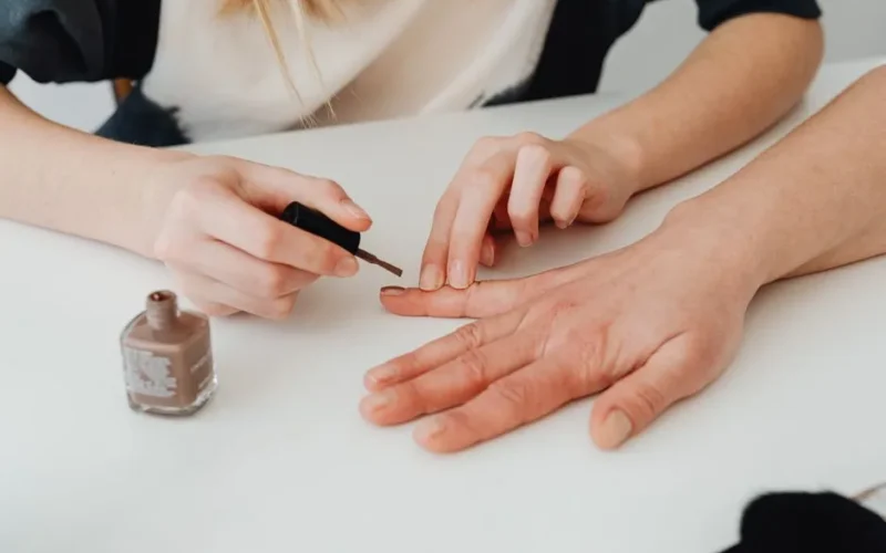Szare Paznokcie: 30 Najmodniejszych Stylizacji na Każdą Okazję